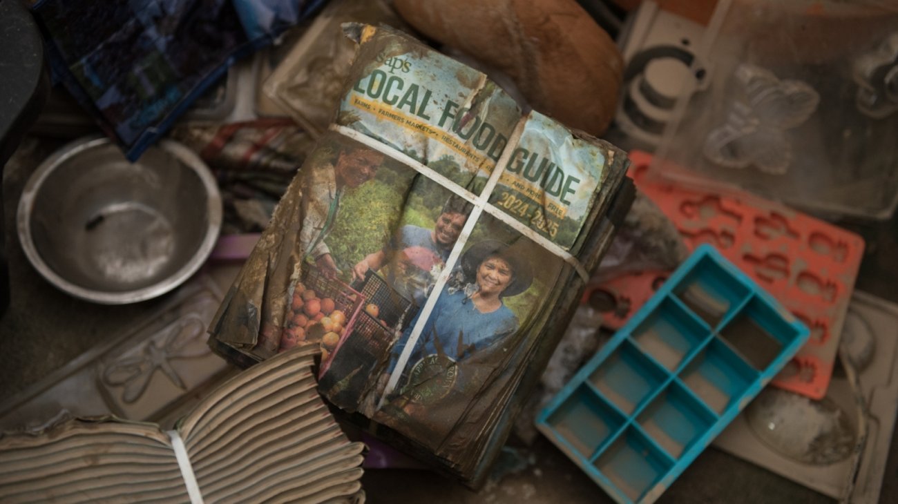 ASAP's Local Food Guide in Stump Farms' clean up efforts. Photo by Camilla Calnan